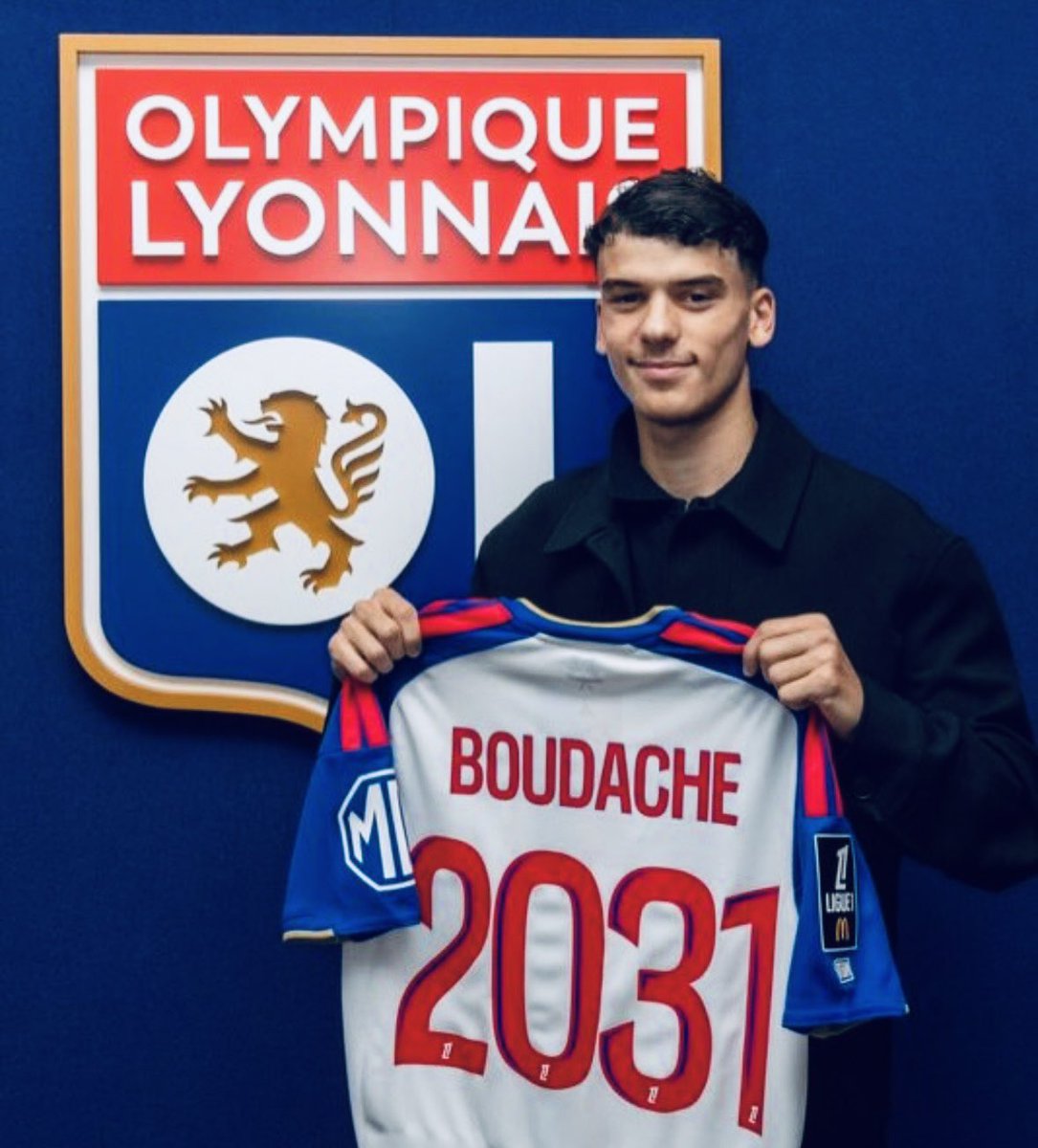 Rayanrsbb's tweet photo. J’ai un scoop pour toi Anis:  

En octobre, tu auras déjà perdu ta place dans le groupe.

La concurrence se fera entre ces deux vrais ailiés du foot moderne. https://t.co/yVp748H6fS