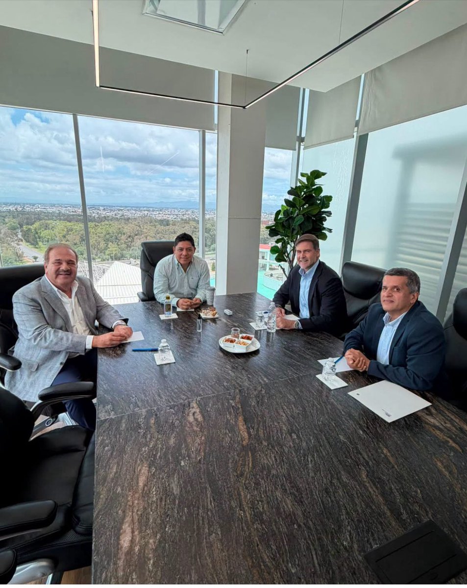 RGC_Mx's tweet photo. ¡Grandes noticias para San Luis Potosí! 🚘

Hoy me reuní  con Sean Klaus Vom Moltke, CEO y Presidente de BMW Planta San Luis Potosí, para dar seguimiento a importantes proyectos que fortalecen el crecimiento de nuestro estado. 🤝

✅En mayo de 2027 inauguraremos la nueva planta de baterías y autos eléctricos ⚡️🏭

¡Aquí hay confianza, inversión y más oportunidades para las y los potosinos! 💚🚀

#PotosíSinLímites #ElCambioQueSeVive