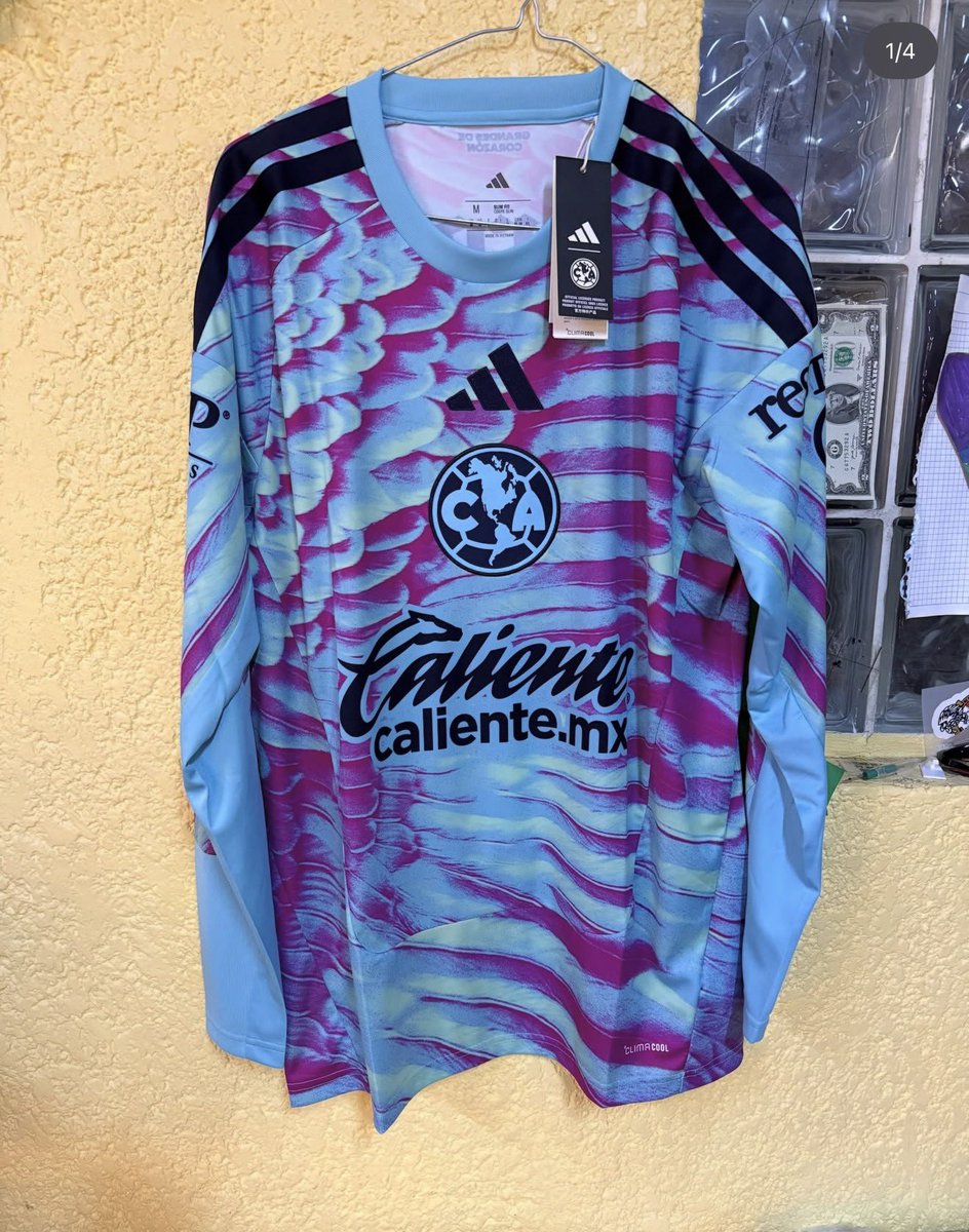 ohcaar's tweet photo. Pues descartamos la opción mencionada abajo. Ya filtraron la nueva camiseta de arquero para la siguiente temporada. 

Está naquísima, ME ENCANTA 🤩💜🩵🦅 https://t.co/Z61kOfvA6c