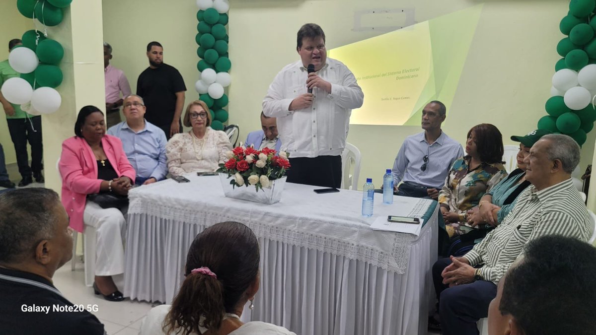 RaulMartinezM's tweet photo. Magnífica actividad de nuestra Secretaría de Asuntos Jurídicos de @FPcomunica en SAN PEDRO DE MACORÍS. 

Seguimos capacitando a l@s abogad@s de nuestro partido en Derecho Electoral.

Excelente conferencia de @RegusTeofilo. https://t.co/3REJjNgX96