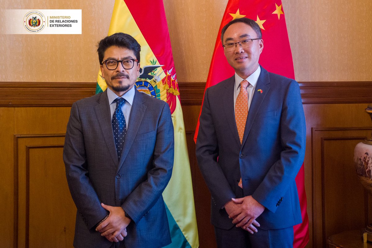 MRE_Bolivia's tweet photo. 🇧🇴🤝🇨🇳 | El Ministro de Relaciones Exteriores, Fernando H. Aramayo Carrasco, sostuvo una reunión protocolar con el Embajador Extraordinario y Plenipotenciario de la República Popular China en Bolivia, Wang Liang.

Durante el encuentro, ambas autoridades abordaron temas de la agenda bilateral y reafirmaron la importancia del diálogo y la cooperación entre Bolivia y China.

#BoliviaAlMundo #BoliviaChina #RelacionesBilaterales #Diplomacia
