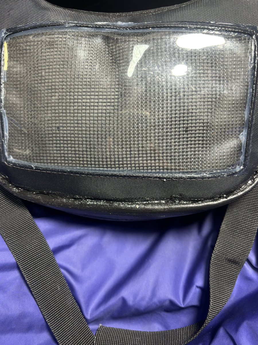 akagi42's tweet photo. バイクのフロントバックがどうしても浸水してきてしまうので、縫い目のすべてにコーキングしてみた。
どの程度変化があるのか雨の日に試してみよう。 https://t.co/TAje6zuH0q
