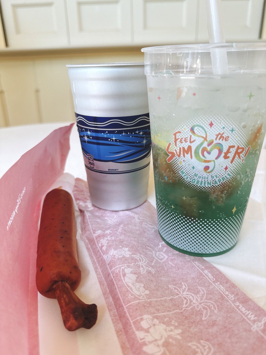 hamaanu's tweet photo. TDLザ・ガゼーボの骨付きソーセージをスペシャルドリンクと生ビール流し込む
#MrsGREENAPPLE https://t.co/iarjNNO9uY