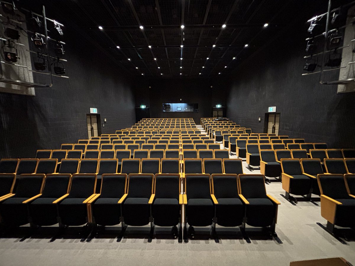 asakura_produce's tweet photo. 「ひとり芝居二本立て」
横浜演劇鑑賞協会さんの二日間三公演が、無事終わりました。
お客様の笑い声と、温かい拍手が本当にありがたい公演でした。🙇
初日の昼公演後は、お客様との交流会もあり感想を聞かせて頂いたり、質問に答えたり楽しい時間を過ごさせて頂きました。
ありがとうございます。 https://t.co/Cc5IKUVDCJ