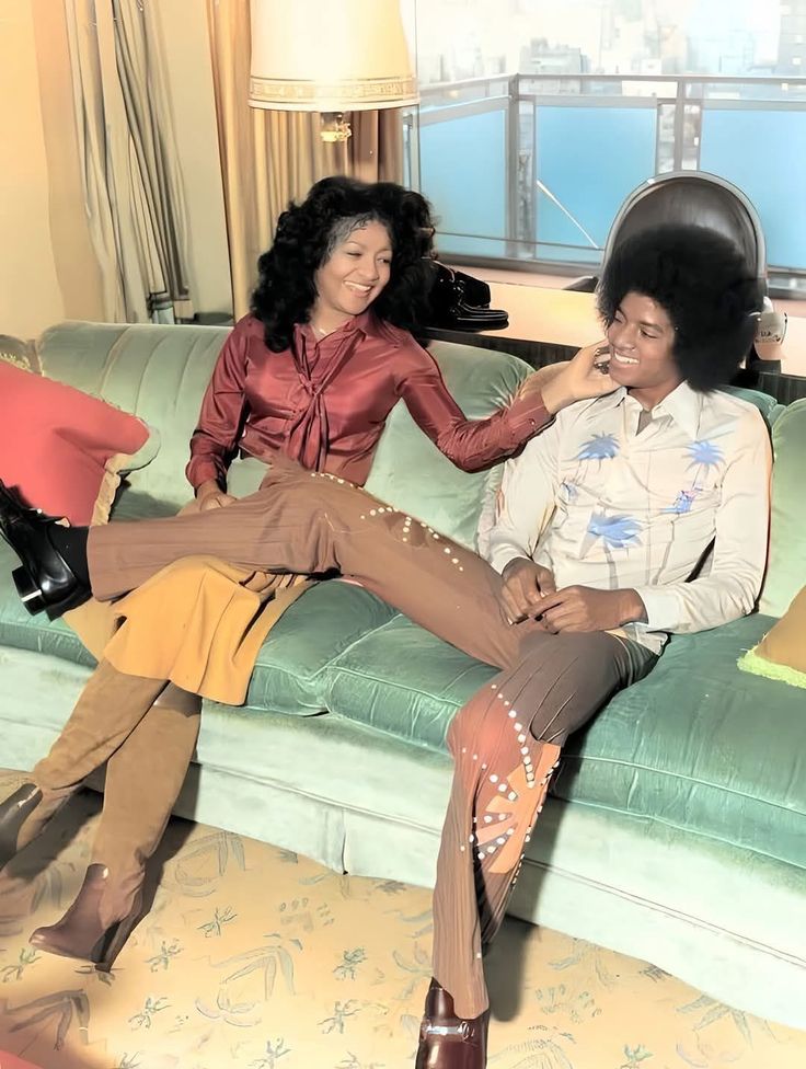 DullahTheking2's tweet photo. Summer 1977 in New York City.

MJ &amp; La Toya

📷🔥 https://t.co/fAqZI765Pk