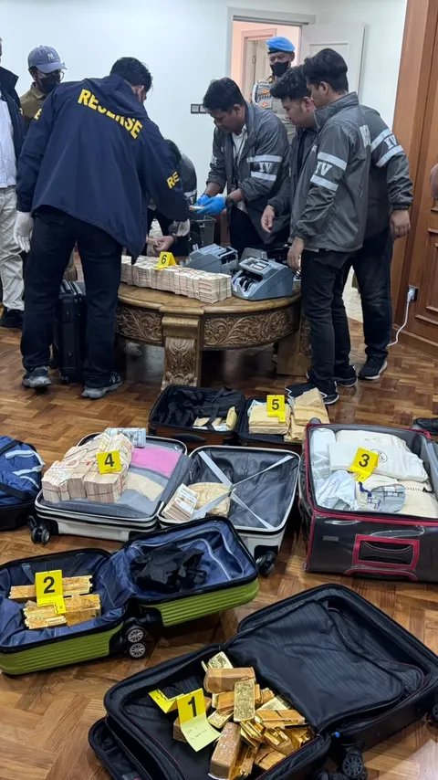 thecatkucing's tweet photo. Polisi nemuin 74 kg batang emas (setara 190 milia) di sebuah rumah mewah Sentul Bogor dan duit cash 476 miliar. 

Harusnya bisa ditelusuri mulai dari siapa pemilik rumah, kalaupun disewa siapa penyewanya. Intinya dari mana ini duit dan jangan berorkestrasi dengan barang bukti aja...