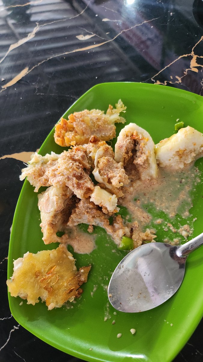dkputri's tweet photo. dengan mengucap Bismillahi &amp; disertai doa mama-papa akan kuhadapi dunia ini tapi bentar makan lontong-bakwan dulu. https://t.co/wuamROUxku
