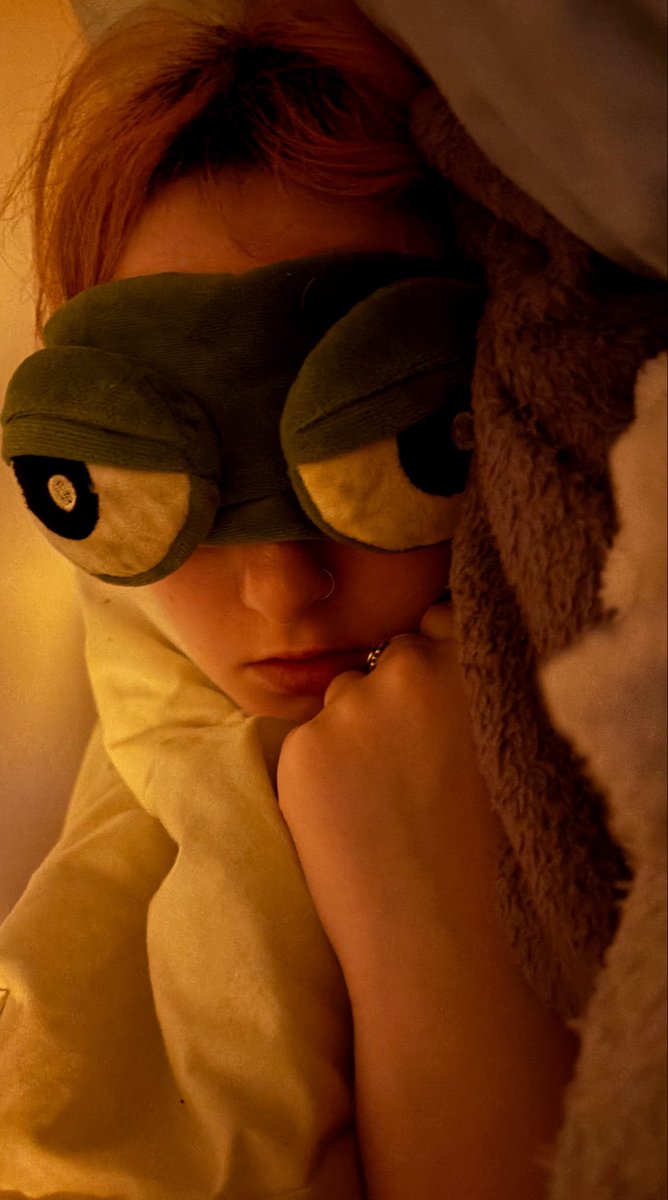 k31251a's tweet photo. ma sœur elle dort avec ça sur la tête comment vous voulez que je m'endorme en paix https://t.co/VTuDS3oERV