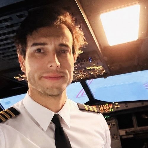 PopCrave's tweet photo. A student pilot was forced to land an aircraft on her own after her flight instructor jumped from the plane to his death.

Before leaping, he reportedly told her, “You know what you have to do, carry on.” https://t.co/8d8JMU7EtY