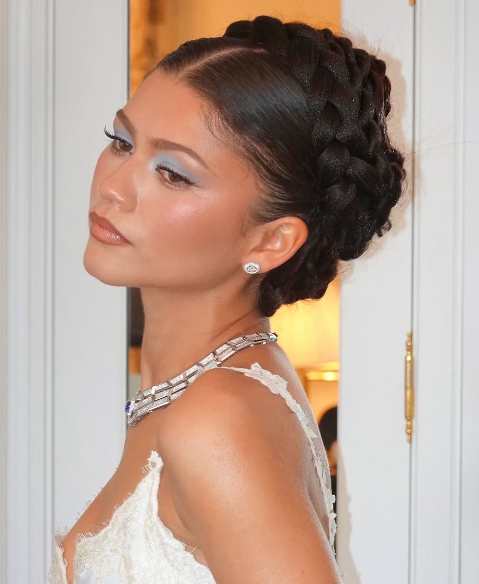 porcel444in's tweet photo. this makeup on zendaya for the odyssey press tour.. i really have no words. she looks so angelic. https://t.co/KFibVBYPyU