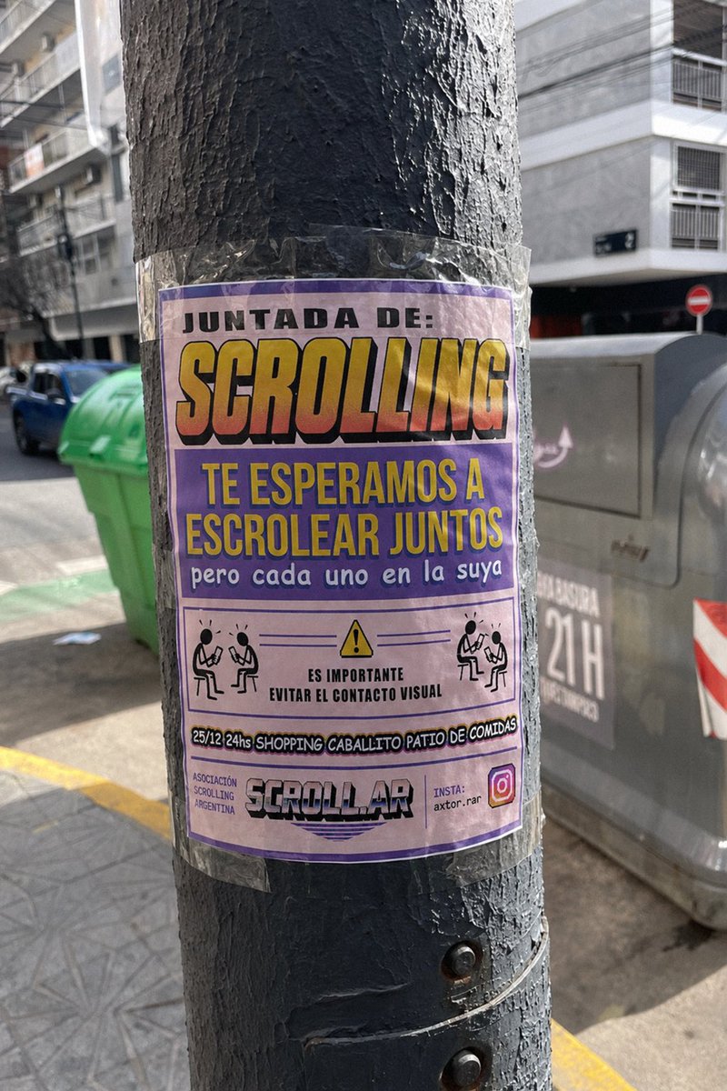 AXTORazo's tweet photo. Juntarse a “escrolear”, o “pegarse escroleadas” como lo llaman los jóvenes, es la nueva tendencia que ya es furor en la sociedad. El individualismo grupal que no admite eye contact es el futuro y llegó para quedarse. https://t.co/PcuBaS7rxL