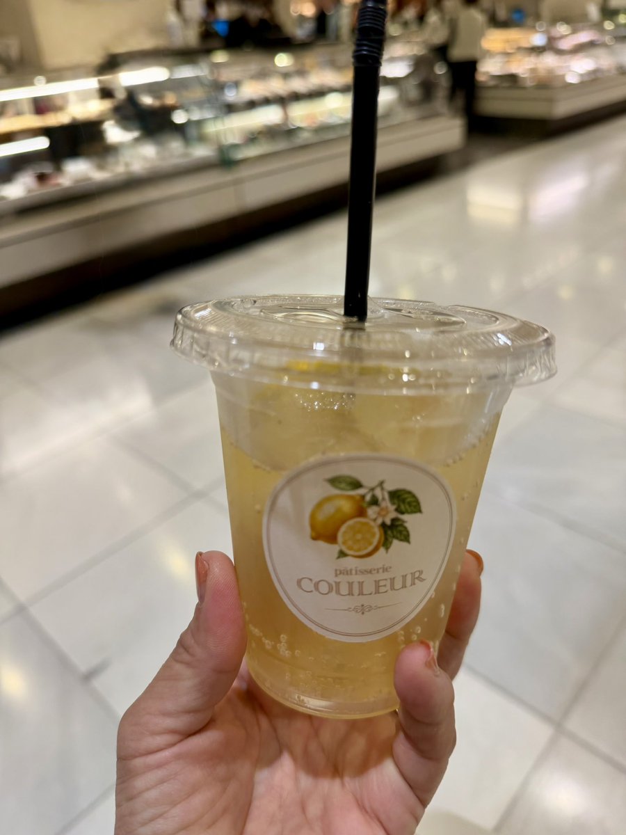 tomofruit's tweet photo. 今年も最繁忙期到来💦
ここからお盆までノンストップの忙しさ。
昨年から関東出荷分はお盆前出荷に出荷数規制がかかりとても運べないので今年は佐川さんで軽車両便を毎日午前・午後でチャーターしました！
関西出荷分は来週納品からリードタイムが➕1日となります🥵写真は昨日の伊勢丹B1F🍋🍋 https://t.co/baAxYx7i87