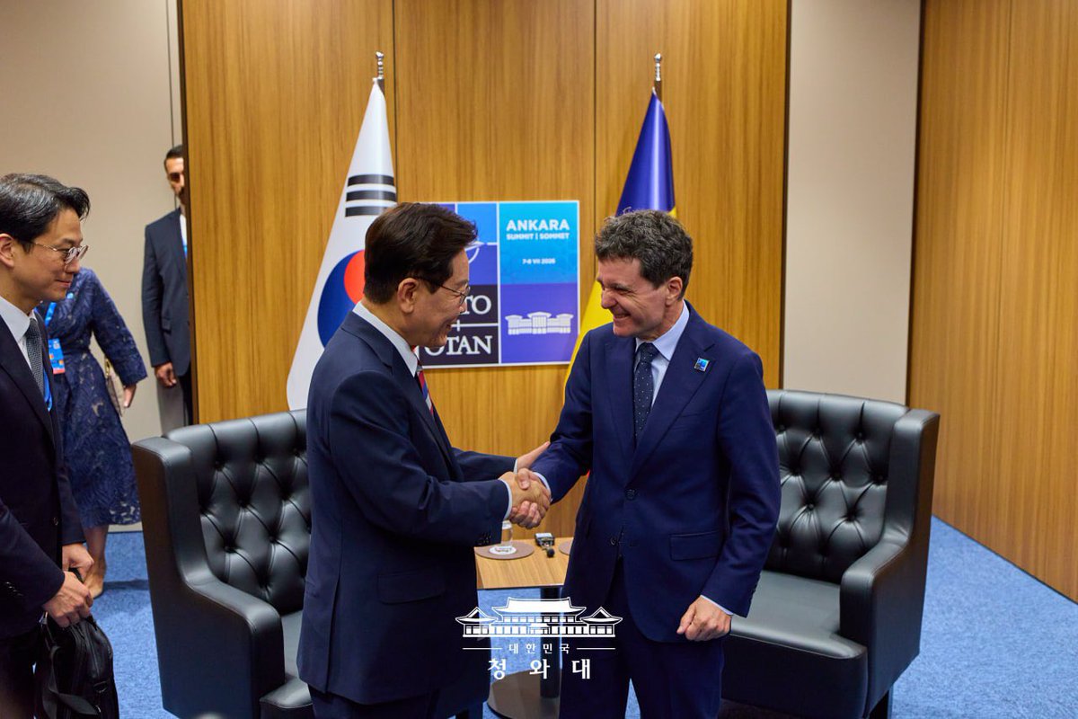Jaemyung_Lee's tweet photo. 이번 NATO 정상회의를 계기로 니쿠쇼르 단 루마니아 대통령님과 처음 만나 뜻깊은 대화를 나눴습니다. 루마니아는 아시아 국가 가운데 가장 먼저 대한민국과 전략적 동반자 관계를 맺은 특별한 친구이자 협력국입니다.

루마니아는 신궁, K9 자주포 도입 등 우리 방산 역량에 꾸준한 신뢰를 보여주고 있습니다. 앞으로도 방산을 비롯해 원전과 인프라 등 여러 분야에서 협력을 확대하며 미래를 함께 준비해 나가자고 뜻을 모았습니다.

대한민국과 루마니아의 국민 여러분께서 체감하실 수 있는 협력의 결실을 차근차근 만들어가겠습니다. 대통령님과도 더욱 긴밀히 소통하며 양국 협력의 새로운 길을 함께 열어가길 기대합니다.

On the sidelines of the NATO Summit, I had a highly meaningful first meeting with Romanian President Nicușor Dan. Romania is a truly special partner and friend to the Republic of Korea, and we are the first Asian country to establish a Strategic Partnership with them.

Romania continues to show steadfast confidence in our defense industry, which is highlighted by their recent acquisition of Chiron and K9 Self-Propelled Howitzers. During our discussion, we agreed to build on this momentum by expanding our cooperation in defense industry, nuclear energy, and infrastructure to prepare for the future together.

We are committed to delivering tangible outcomes that the peoples of both nations can truly feel. I look forward to working closely with President @NicusorDanRO to forge a new path forward for our bilateral relations.