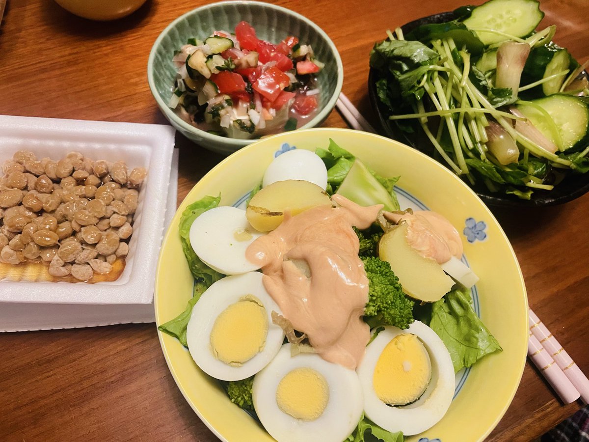 kanom3_'s tweet photo. #おうちごはん #晩御飯 
ブロッコリー🥦︎ゆで卵のオーロラソース
ミツバとミョウガ🥒の漬物
冷奴の山形だし風
納豆
昼にカレー🍛を外食してしまい、野菜だけでいっか〜の日
北海道神宮お参り⛩👏😑できたから良かったー https://t.co/o6ZIEB96Ww