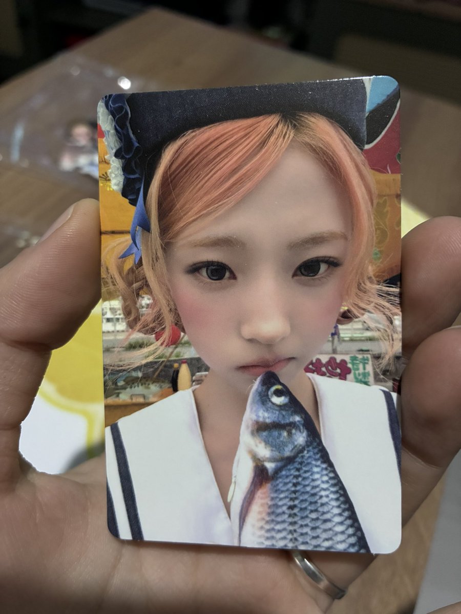 rvliesvt's tweet photo. quando vc é uma boa pessoa e tem o coração puro vem a sua prio máxima do kpop no seu album https://t.co/4Xxo2oR6j2
