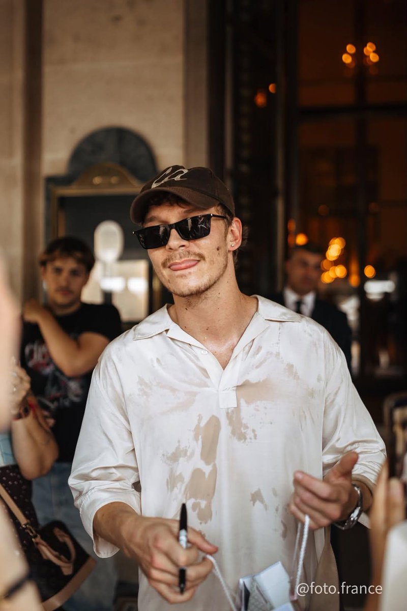 kristiinar97's tweet photo. bro is absolutely drenched and still looks unreal 😭 https://t.co/uQAgbOcqVI
