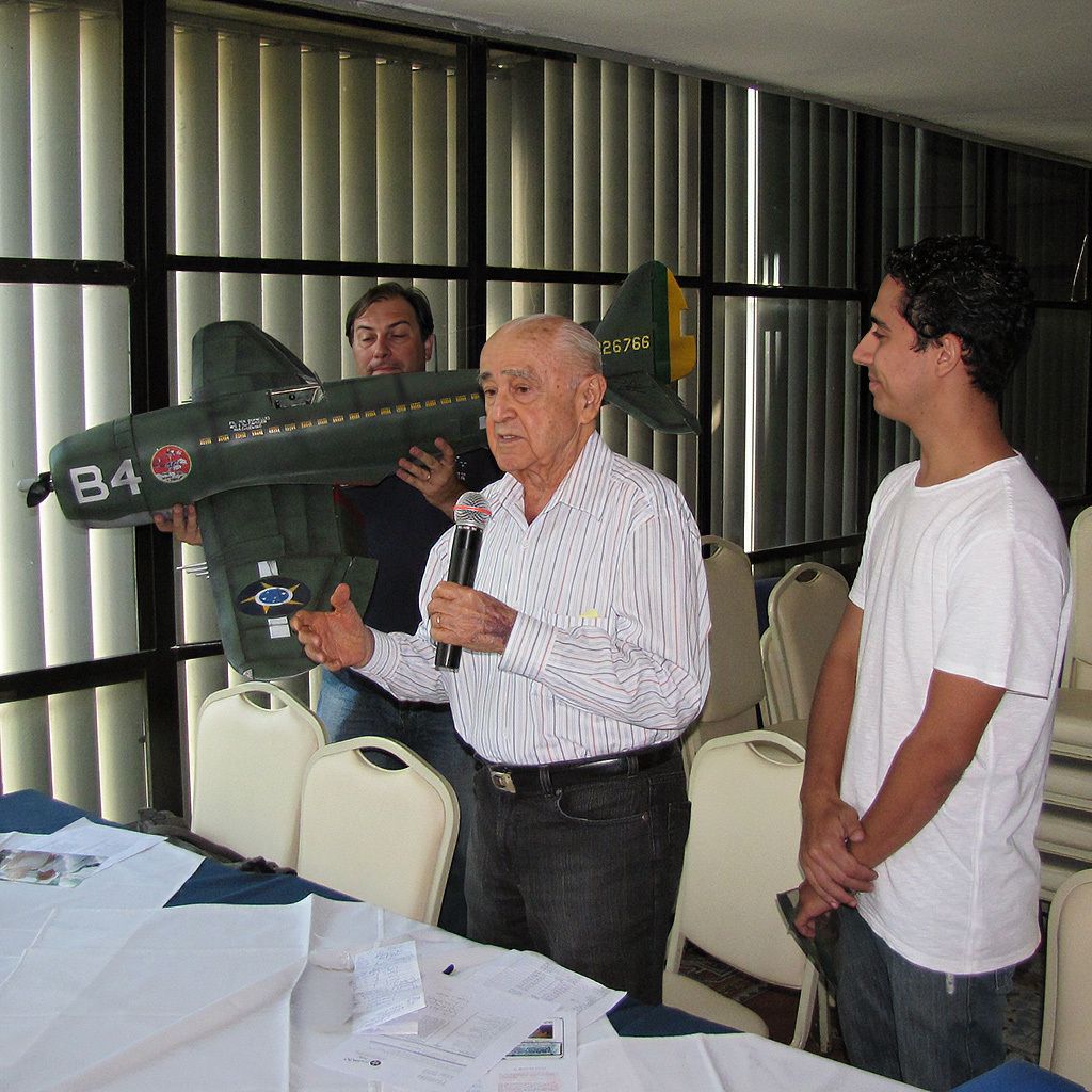 sentandoapua's tweet photo. Veterano Rui ao lado de um aeromodelo representando o P-47D Thunderbolt usado pelo Grupo de Caça na 2ª Guerra, segurando pelo Ítalo, e observado pelo dono do aeromodelo, Rafael Daré, CAER, 02 MAR 2012
#veterano #GrupoDeCaça #Jambock #Thunderbolt #P47 #SentaAPua #FAB #CAER https://t.co/t6nIYSYUE4