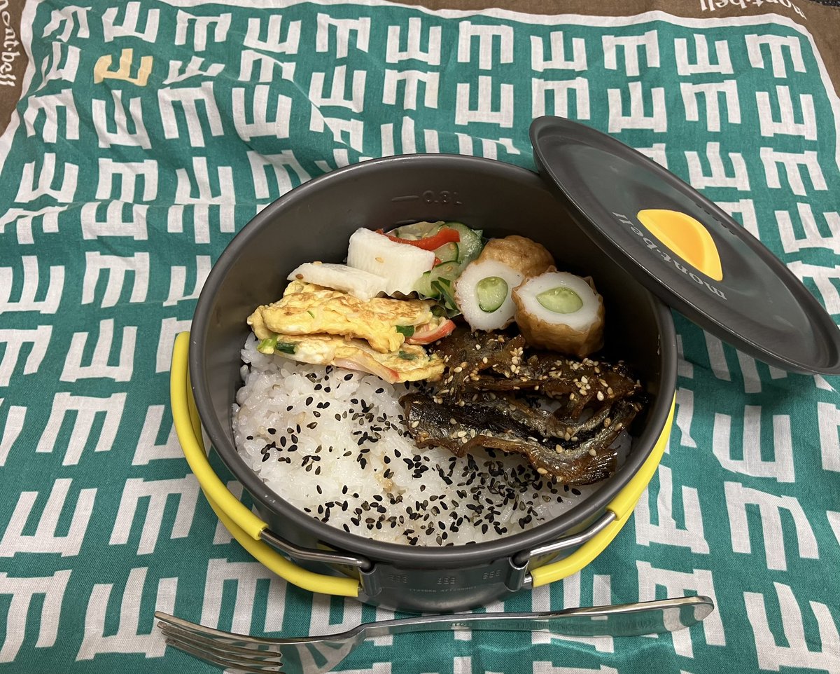 SRforTD's tweet photo. 本日の弁当🍱です😊

①たまご焼き🥚(カニかま🦀根木さん入)
②味醂干し🐟(賞味期限まぢか？)
③ちくわ🙆‍♂️
④キュウリ🥒　
⑤長芋🍠
⑥パプリカ🔴
⑦ごま塩(丸美屋出身)
⑧めし🍚

いただきます🥄❤️

#弁当記録📖
#almonde弁当
#おつとめ品弁当？ https://t.co/ZvfdeF5t0t