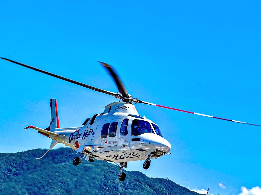 tsukubakouku's tweet photo. 雨のない夏のそら☀️
青空とかっこいいヘリコプター🚁
若手整備士撮影の一コマ📸
#ドクターヘリ
#AW109
#JA70RC
#夏空 https://t.co/sKsH2Y67BO