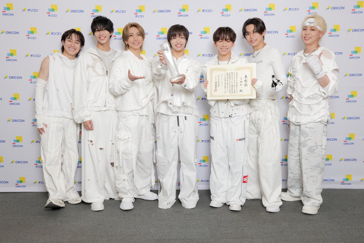 takuya_azasu's tweet photo. 表彰状授与時の服にしては何人か破れすぎてて大笑い https://t.co/N8gQgtFHVW
