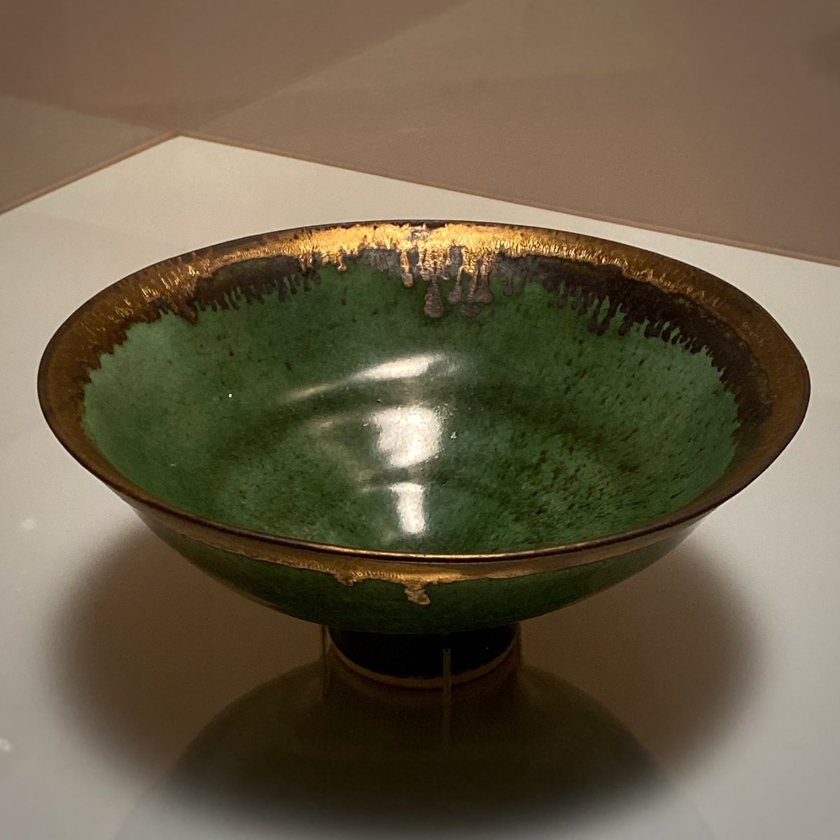 kevin0904567's tweet photo. 東京都庭園美術館のルーシー・リー展に
めちゃくちゃ良かったので、皆さんもぜひ！

写真や図録では分からなかったけれど
実物を見て一番驚いたのは器の薄さ

信じられないほど繊細なのに
弱々しさではなく凛とした緊張感がある

そして改めて感じたのは、ルーシー・リーと
柳宗悦やバーナード・リーチの民藝運動は
美の向かう先がかなり違うということ

民藝が「日常使いの美」だとすれば、
ルーシー・リーは「研ぎ澄まされた個人の美意識」
どちらが優れているという話ではなく
まったく別の魅力なんだと思う

正直、民藝の器なら毎日使いたいけど
ルーシー・リーの器は使おうと思わない（笑）
もったいないし、雑に扱えないしね

故郷を追われ戦争の時代を生きたとは思えない
作品から伝わってくるのは悲壮感ではなく
品位と静かな強さ

「それでも私は美しいものを作る」
そんな気迫を感じた

すーっと心が軽やかになるような作品ばかりで
「いいものを見たなあ」と思える展覧会だった

#ルーシーリー展 #ルーシーリー 
#東京都庭園美術館 #陶芸 #美術館巡り