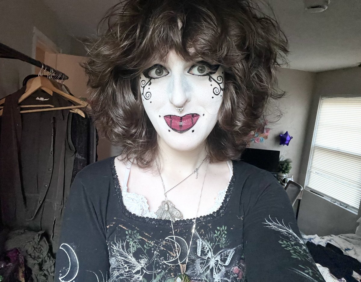 spiralm0th's tweet photo. tried trad-goth makeup for the first time :) https://t.co/S0rccxwrW0