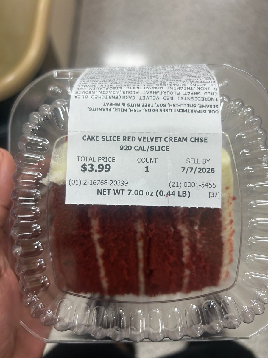 unoriginallname's tweet photo. 920 cals for one slice is insane (still ate the whole thing in one sitting) #bmi https://t.co/BKbdSx0jPS
