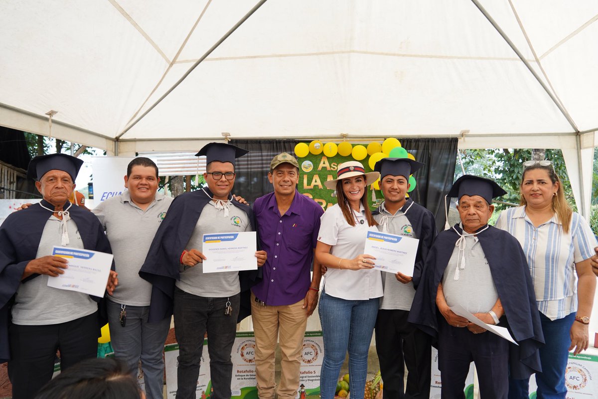 Agricultura_CZ5's tweet photo. #LosRíos | 42 productores de la Asociación La Maritza de Montalvo, recibieron sus certificados de las Comunidades de Aprendizaje de la AFC. Aprendieron sobre manejo ecológico de suelos, preparación de bioinsumos, saberes ancestrales y conservación de semillas
#GobiernoDelEcuador https://t.co/S1asRcPJow