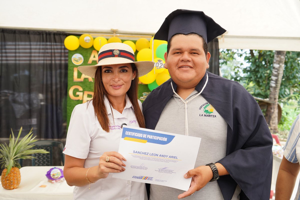Agricultura_CZ5's tweet photo. #LosRíos | 42 productores de la Asociación La Maritza de Montalvo, recibieron sus certificados de las Comunidades de Aprendizaje de la AFC. Aprendieron sobre manejo ecológico de suelos, preparación de bioinsumos, saberes ancestrales y conservación de semillas
#GobiernoDelEcuador https://t.co/S1asRcPJow