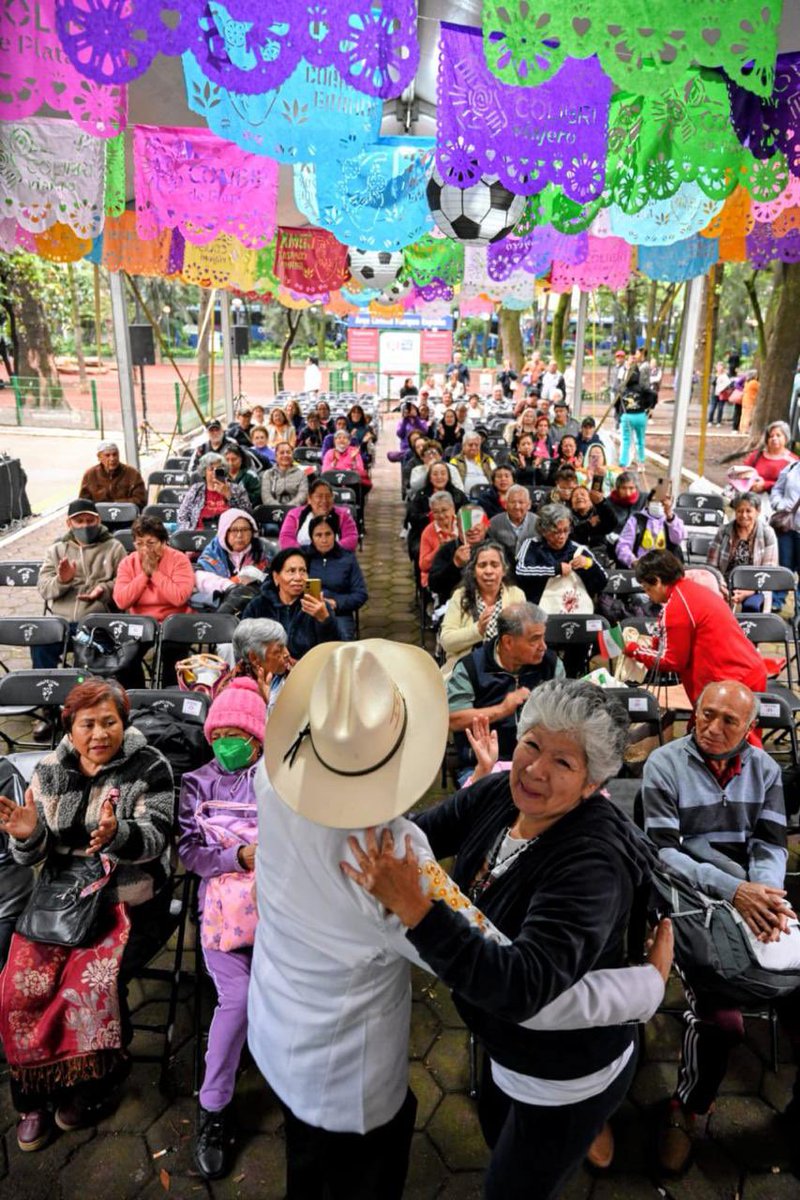 alefrausto's tweet photo. 🏝️🌞 158 abuelitas y abuelitos ya van rumbo a Acapulco con #ColibríViajero! 👵🏻👴🏻

🎶💃🏼🎉Tres días para disfrutar del mar, actividades recreativas, karaoke, aquazumba, recorridos y el emblemático espectáculo de los clavadistas de La Quebrada.

Gracias @ClaraBrugadaM por hacer que viajar también sea un derecho, bienestar, convivencia y la oportunidad de crear recuerdos que duran toda la vida. 🕊️💙 🕊️💛