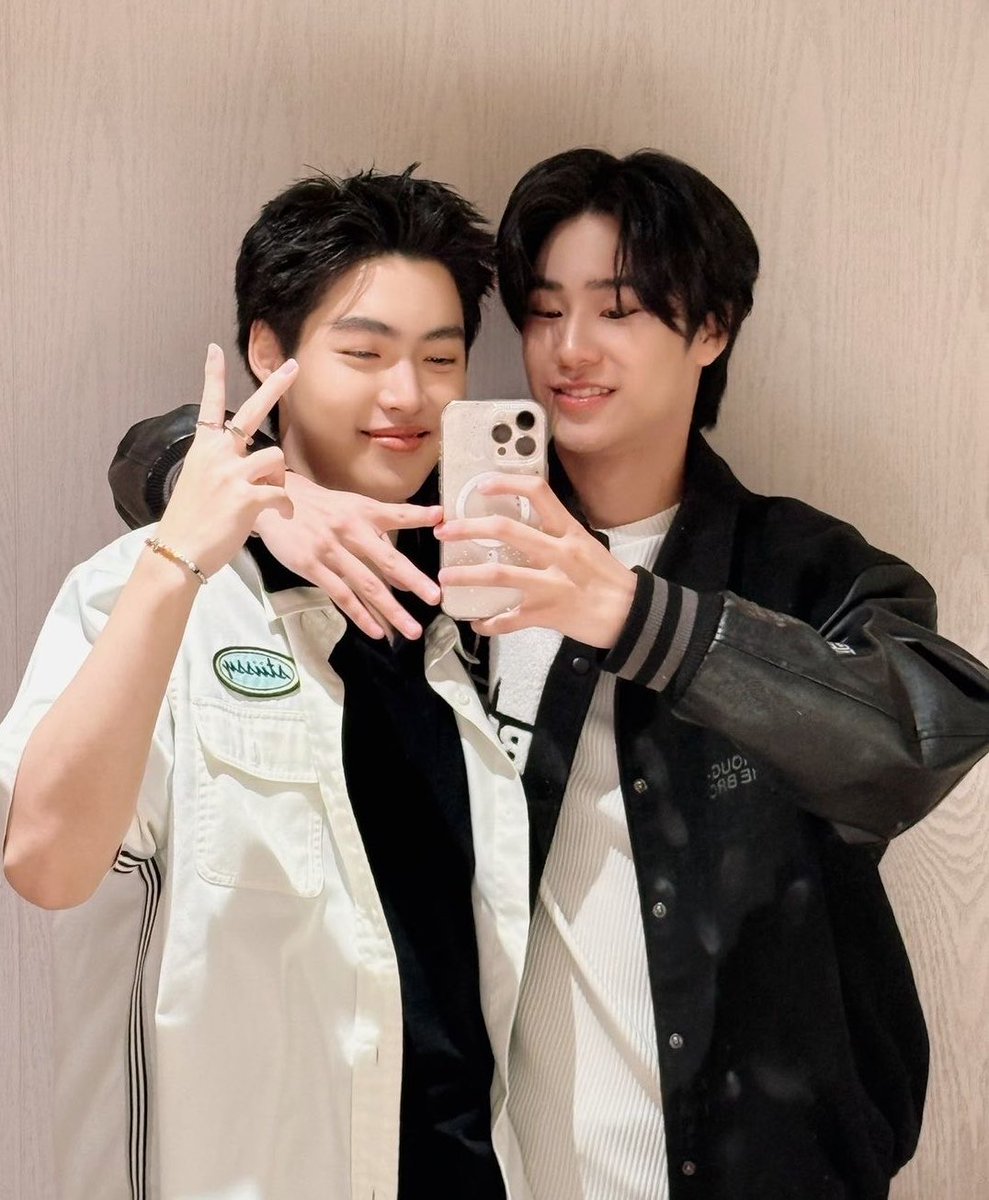hubboyslove's tweet photo. E o Luke que confundiu os irmãos e ao invés de comentar que sentia saudades do seu homem, Mick, comentou na foto do Win… 😅

Ele achou que estava ferrado, mas Mick tranquilizou: “Tudo bem baby”. #MickLuke https://t.co/rS7r8liZvc