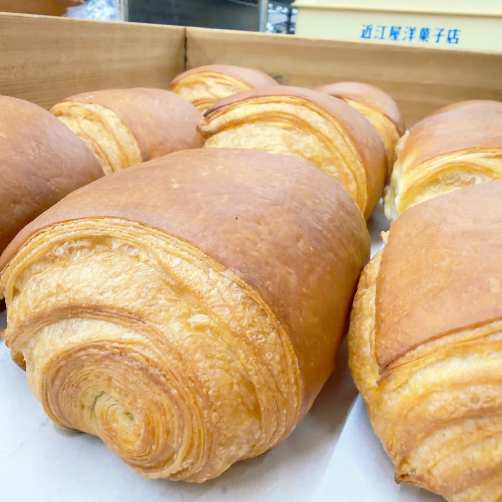 omiyayogashiten's tweet photo. ずっとやってみたかったパン・オ・ショコラを焼いてみました🍫🥐

クロワッサンとチョコの組み合わせはとっても美味しいですよね、カフェオレなんかと合わせたら最強の朝です☀️

新商品のため数が少ないですがお見かけの際はぜひお楽しみくださいませ😋

ご好評だったら頑張って増やします！ https://t.co/n7iPIpmG0B
