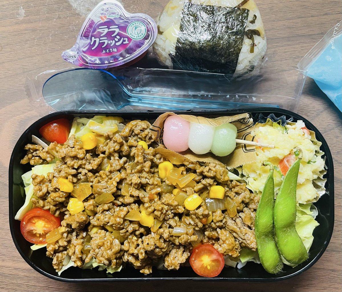 touko0214's tweet photo. おはようございます^ ^
今日はタコライスに初挑戦
どうかなー？

中学の同級生から毎年恒例の誕生日プレゼントが届いた🎁嬉しい💙

＃お弁当記録
＃男子高校生弁当 https://t.co/tkHu2wreAv