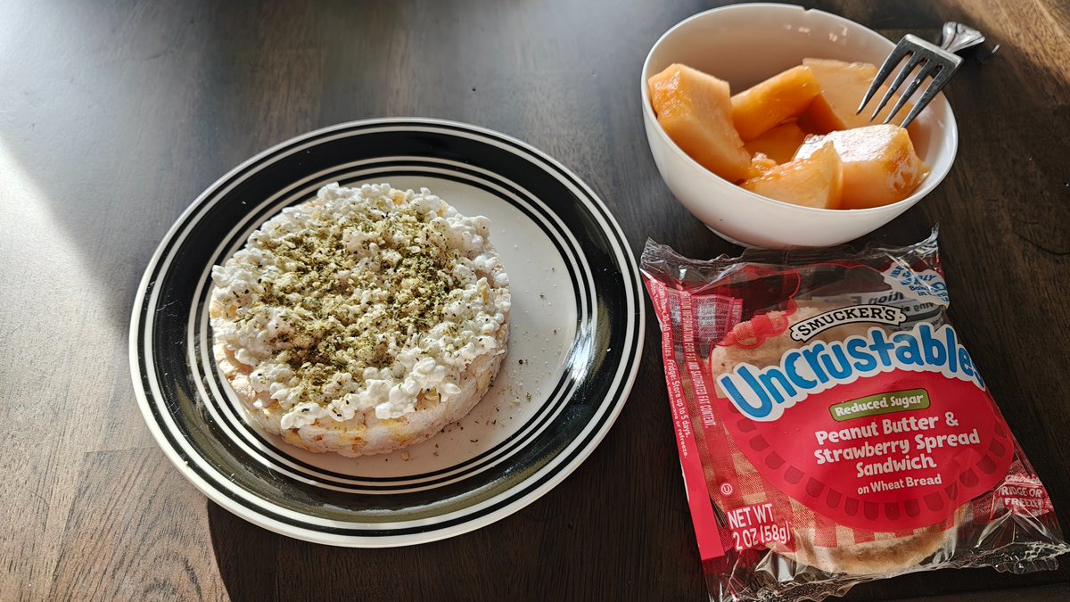 cruorexia's tweet photo. wed July 8

no weigh-ins for a while bc no scale at my dad's place. 
forgot to take a pic of lunch! it was udon soup w salmon + fruit.
I was gonna opt out of the uncrustable, but I'm glad I didn't bc I rly enjoyed it. gonna get steps in l8r to compensate tho 

total: 930c https://t.co/QQFYbLdlXi