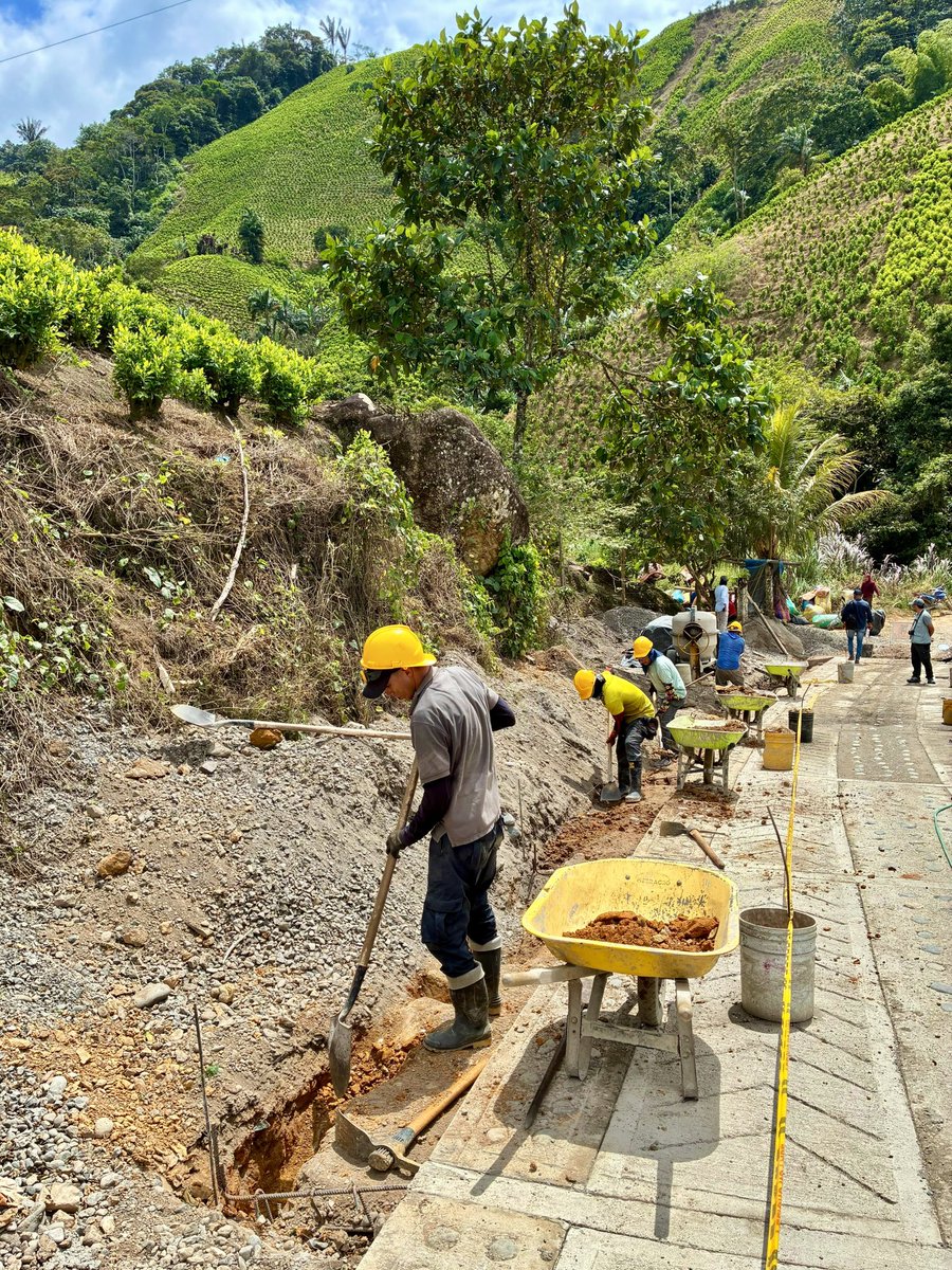 Findeter's tweet photo. En Argelia, Cauca, seguimos transformando las vías rurales de la mano de las Juntas de Acción Comunal. A través de convenios solidarios avanzamos en la construcción de placas huella y obras complementarias que mejoran la movilidad, la conectividad y la calidad de vida de las comunidades en el territorio. @fondopazco @SoySustitucion
