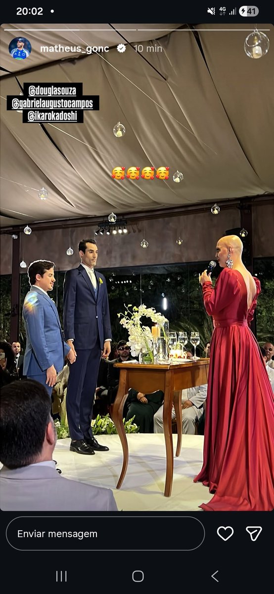 HenriqueL8877's tweet photo. O Matheus Brasília postou uma foto homenageando o casamento do Douglas e eu achei que ele estava de vestido kkkkkkkkkk https://t.co/OoAsm6wnAR