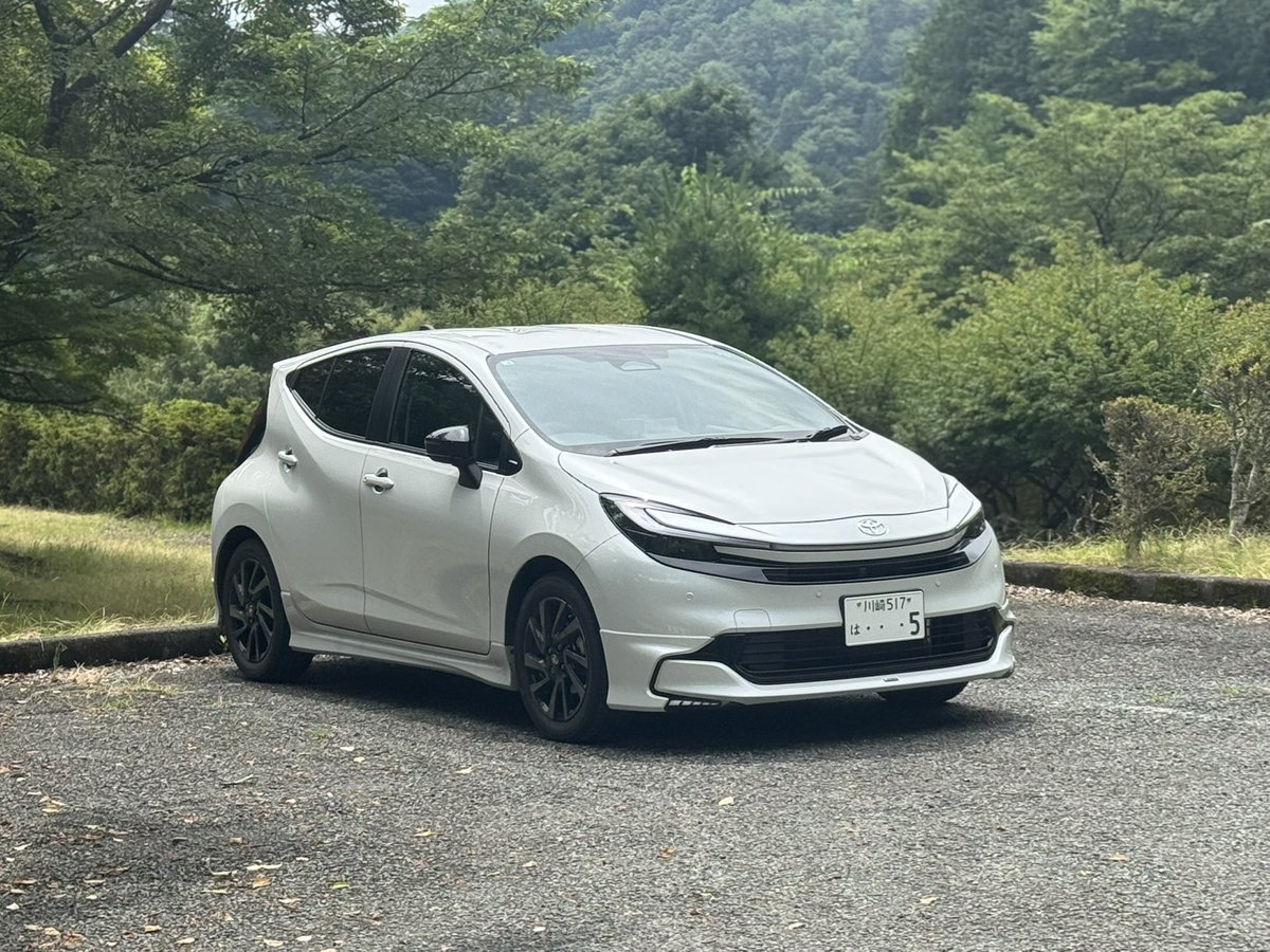 Com9078's tweet photo. いつも給油はノズルが2回カチッと止まるまで入れてるんですけど今回は2回目のカチッとなる前にガソリンがあふれてきてボディにかかりました。

トヨタ車ってこんな感じなの？
1回目のカッチでやめた方がいいんですか？

トヨタ　アクア https://t.co/55UOJBaCgi