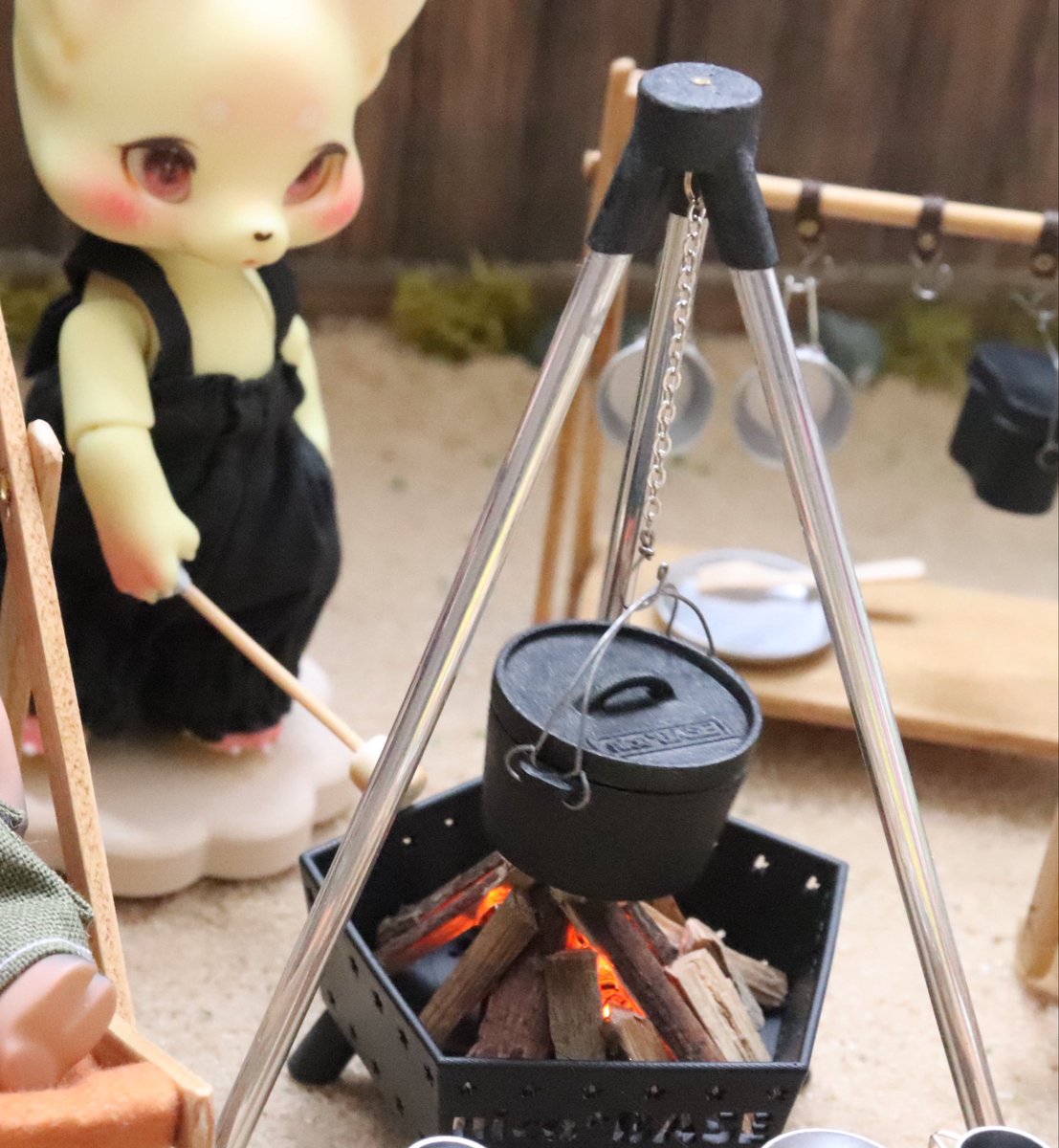 nico_miniature's tweet photo. #東京ドールハウスミニチュアショウ
【ゆらめく焚き火台セット】
・焚き火台×1
・トライポッド×1
・ダッチオーブン×1
・飯盒×1
・焼きマシュマロ×1
のセットです♪
焚き火台にはゆらめくLEDライトが入っていて、焼きマシュマロで灯りが灯ります🔥

※マシュマロにはマグネットが入ってます。 https://t.co/EinH1blEOn