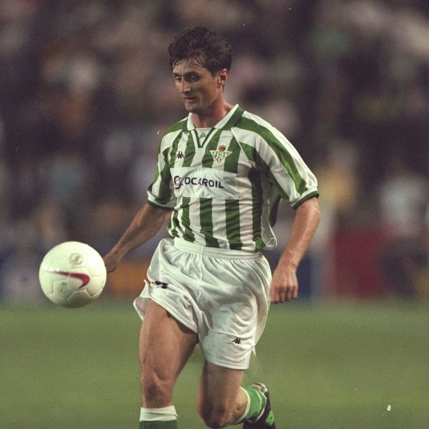 _MiguelReina's tweet photo. 🔢 El último jugador que vistió el dorsal 11 y su demarcación era lateral fue el peruano Juan Manuel Vargas en la 15-16.

🔙 Otros laterales que lucieron ese mismo número fueron Juanfran Moreno (13-14) Robert Jarni (1995-96) y Rafael Gordillo (1976-85) https://t.co/gJPBaKgcj0