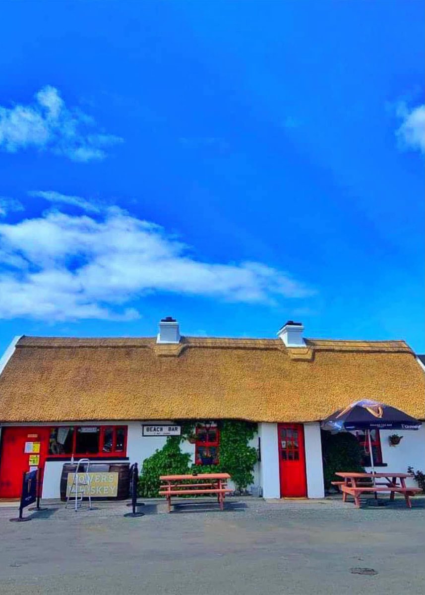 ThisIsIreland3's tweet photo. 📍Beach Bar, Aughris, County Sligo ☘️

Nothing says an Irish summer quite like a thirst quenching, perfectly poured pint of Guinness enjoyed beside the Atlantic 🌊 🍻 

📸 Mad about Ireland

#Sligo #Irishpub #Ireland #BeachBar #Aughris #Summer https://t.co/e4dcTYJOhi