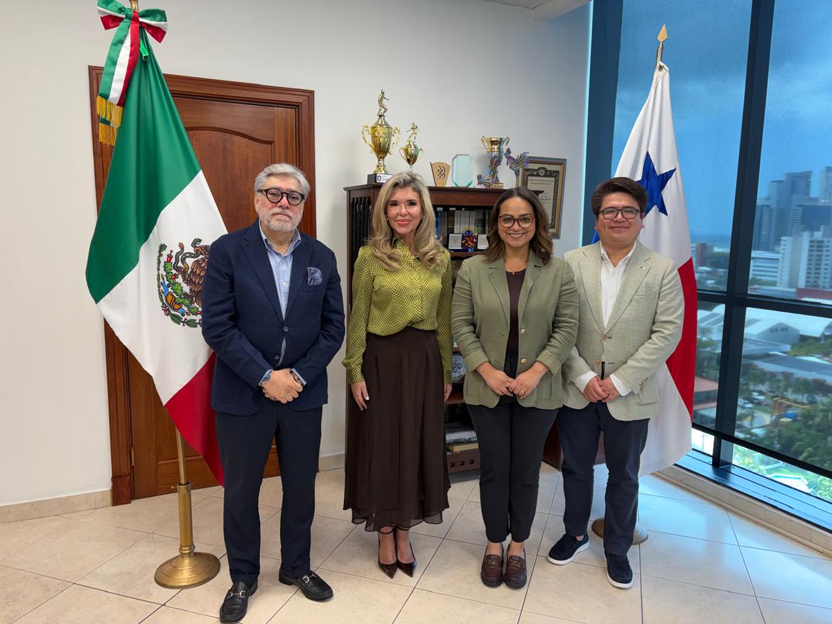EmbaMexPan's tweet photo. La Embajadora Claudia Pavlovich tuvo el gusto de recibir a Omar Mérida, Gerente de Asuntos Corporativos para la División Centroamérica Sur de #CocaColaFEMSA, quien estuvo acompañado de Carolina Herrera, Ejecutiva de Asuntos Corporativos y Regulatorios de Coca-Cola FEMSA Panamá.

Durante la reunión, en la que también participó Armando Martín, presidente de la Cámara de Comercio México-Panamá (CAMEXPA), se conversó sobre los retos y oportunidades de la reconocida multinacional mexicana para expandir sus negocios en Panamá.  

@embamexpan acompaña y respalda la presencia de la inversión mexicana en Panamá, con el objetivo de fortalecer los vínculos económicos y comerciales entre nuestros países 🇲🇽🤝🏽🇵🇦

#DiplomaciaEconómicaMx #DiplomaciaPúblicaMx