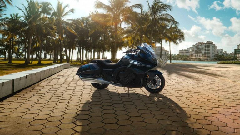 PutiMotor's tweet photo. BMWが2027年モデルを発表！8月注文受付開始。

・M1000RRが大幅刷新
第3世代「Mモータースポーツフレーム」を標準採用。従来比約1.3kgの軽量化と剛性・柔軟性を最適化。

・S1000RRに新色登場
新色追加やUSBポート標準装備、カーボンホイール等のオプション拡充。

・ツアラー＆ロードスターも進化
K1600シリーズに新色、R1300Rに新パッケージ設定で利便性向上。

https://t.co/3axHkXZDis