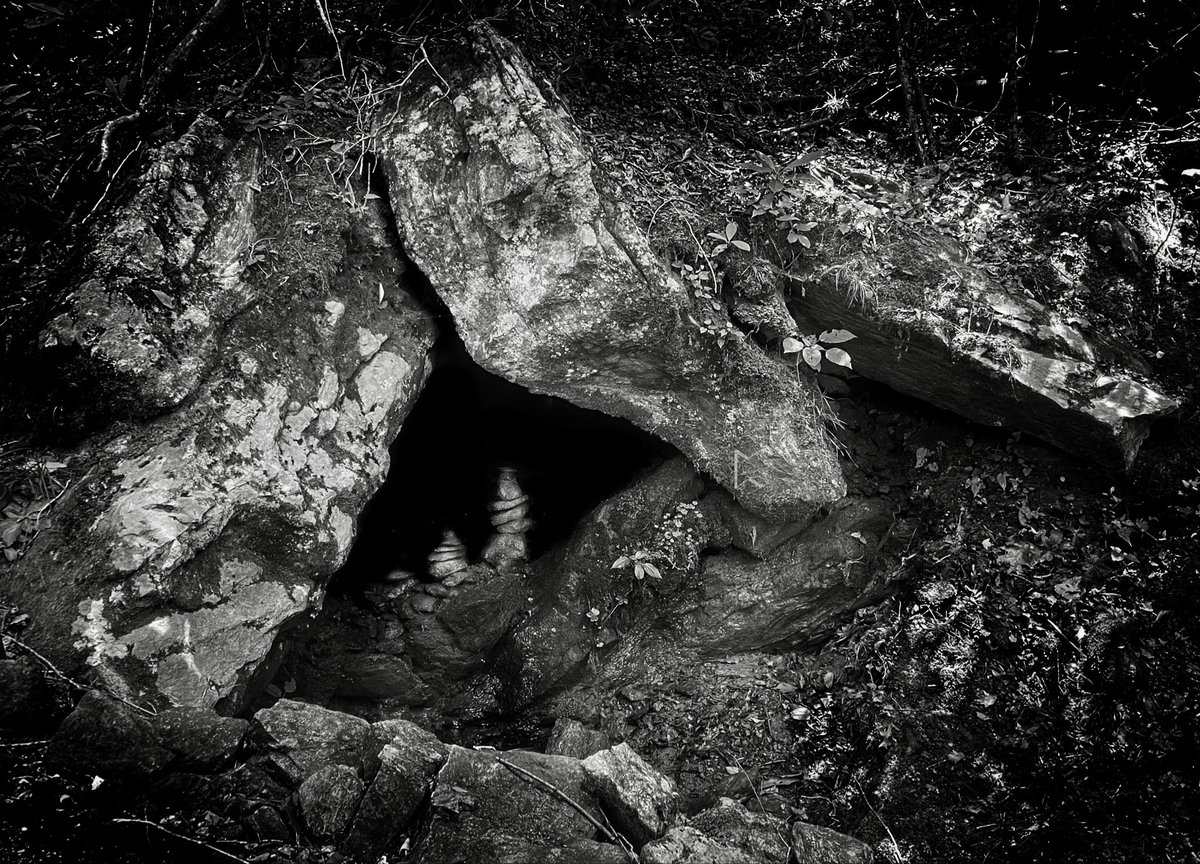 VikingRob33's tweet photo. Earth-Gate

The oldest paths
lead downward.

#runeridgeimagery #earthgate #blackandwhitephotography #darknature #naturelore https://t.co/VxfllHvv1B