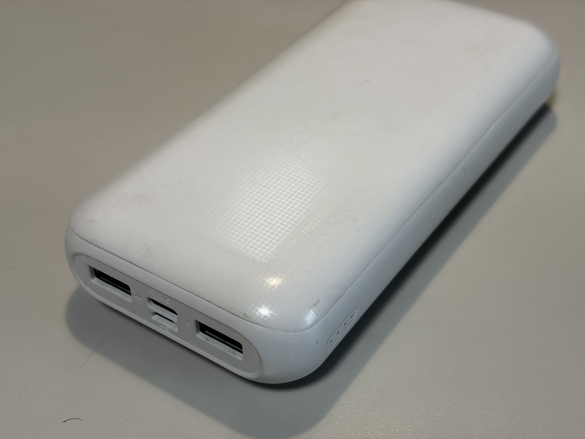 hiroji_mountain's tweet photo. おはようございます。

長期登山で山に入る時に
スマホやカメラ類の電源確保が課題です。

今回は自分でモバイルバッテリーを
持っていき、これで4日をカバーする予定。

そんな事ができるのか実験中です。

本当は荷物減らしたいんだけど
これも必要装備かな。 https://t.co/0hEAjTkeyL
