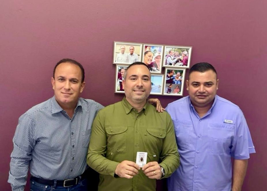 DavidFSotoA's tweet photo. Recibí por parte de mis amigos @jdavidmendozar y @felipe_sesma mi credencial de afiliación a @PartidoMorenaMx. Refrendo mi compromiso de seguir trabajando con compromiso, convicción y cercanía para las y los sonorenses. https://t.co/t0AHyLmqbn