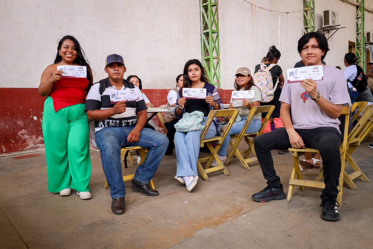 NancyOrtizOax's tweet photo. De gira por el Istmo, entregamos tarjetas a comités del #FAISPIAM y a nuevos becarios de @JovConFuturo.
Más de 500 comunidades recibirán recursos directos para obras públicas, fortaleciendo la participación comunitaria y permitiendo que las y los jóvenes se capaciten en el ámbito laboral.