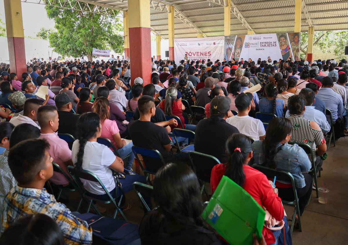NancyOrtizOax's tweet photo. De gira por el Istmo, entregamos tarjetas a comités del #FAISPIAM y a nuevos becarios de @JovConFuturo.
Más de 500 comunidades recibirán recursos directos para obras públicas, fortaleciendo la participación comunitaria y permitiendo que las y los jóvenes se capaciten en el ámbito laboral.