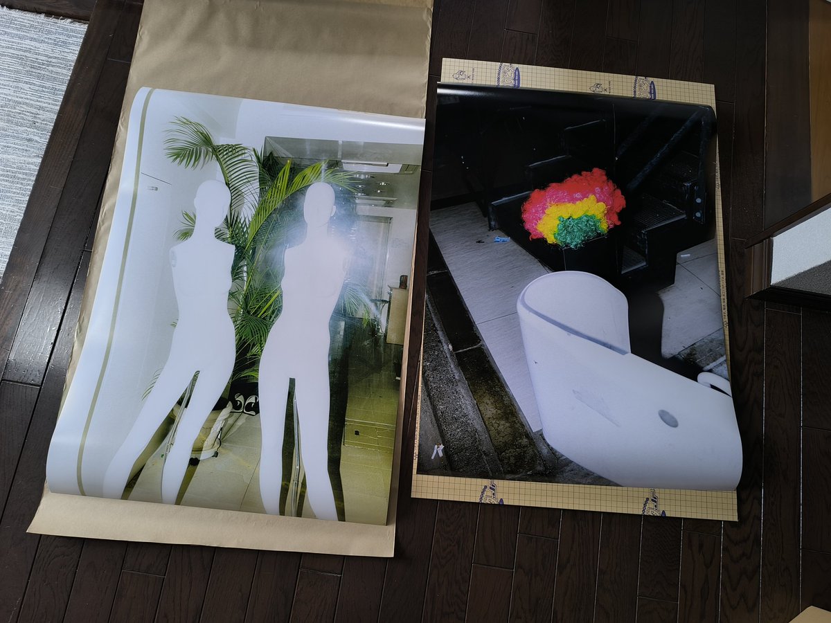 sou_ymd3a's tweet photo. 本日は本人非在廊日ですが、個展は開催中です。
本日も暑くなりそうですので、銀座に起こしの際は涼みにいらしてください。
写真は大きなサイズのプリントが届いたばかりの時のもの。
個展の実感が湧いてきた瞬間でした。

#それがそれ以上に #ギャラリー58 #山田荘一朗 https://t.co/BTZfrjjPE8