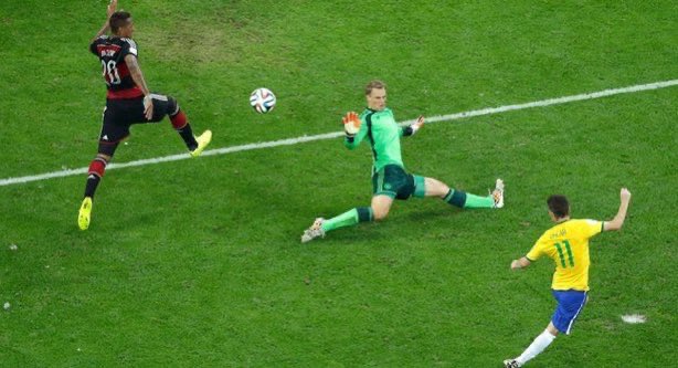essediafoilouco's tweet photo. Há exatos 12 anos, Oscar dava um dibre desconcertante em Boateng, deixava Neuer no chão (e na saudade) e marcava um golaço para o Brasil em cima da Alemanha no Mineirão. https://t.co/VaV45YVBTH