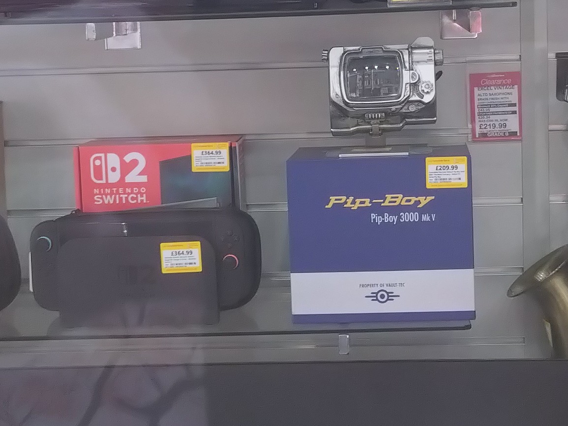 clear3st's tweet photo. Also saw this Pip-Boy 3000 while passing by my local Cash converters as well☺️😄
#FallOut #PipBoy #CashConverters #Clear3stSpy https://t.co/QxWXSQtjDO